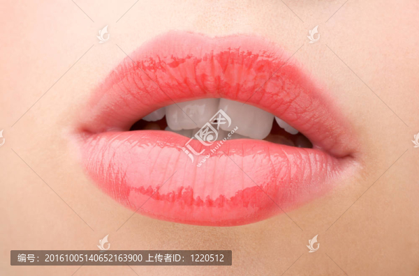 年輕女孩的嘴唇