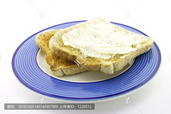 在盤子上烤面包