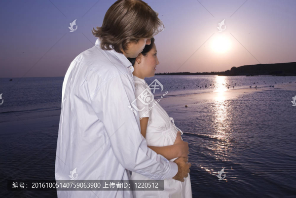 期待情侶海灘看日出