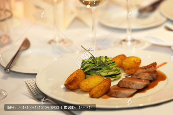 由烤土豆組成的盤子；豬肉加面條和沙司