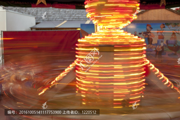 豐富多彩的啤酒節(jié)旋轉(zhuǎn)木馬的孩子