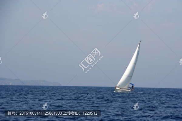 地平線上的帆船