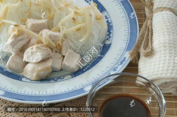 亞洲蔬菜湯配新鮮有機(jī)蔬菜和雞肉