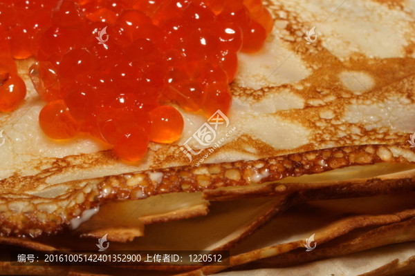 用魚(yú)子醬煎餅堆
