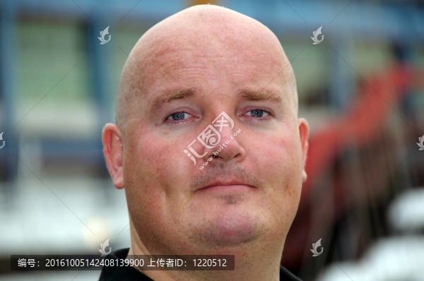 在他30年代的一個(gè)男人的頭拍