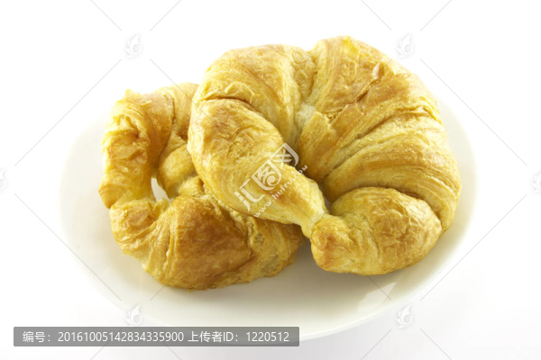 在一個白色的板兩個羊角面包