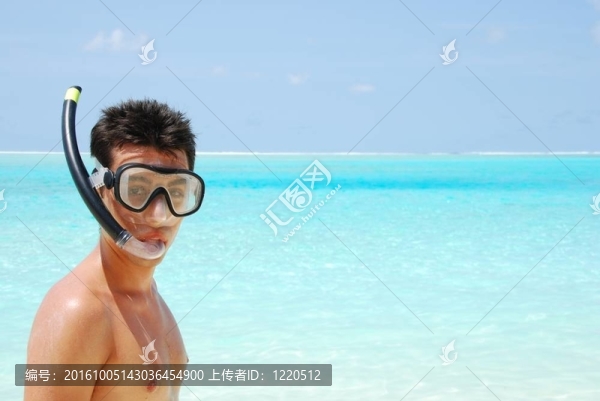 年輕人準(zhǔn)備去浮潛（藍(lán)色海洋背景）