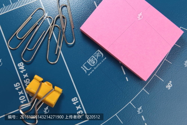 辦公文具-回形針和張貼粉紅色便條紙