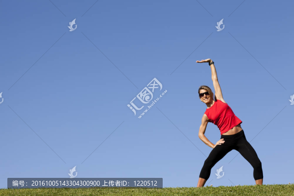 戶外做運動的女人