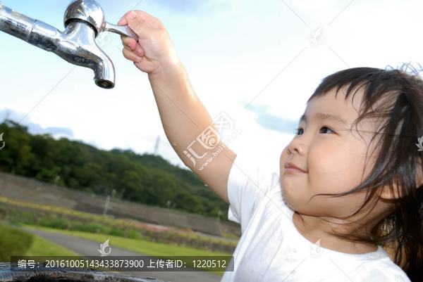 嬰兒洗手和關閉水龍頭在戶外
