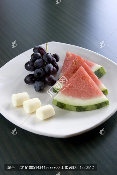 奶酪；西瓜和葡萄。