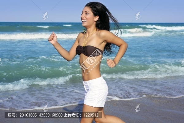 美麗的夏天，黑人女孩在沙灘上跳躍