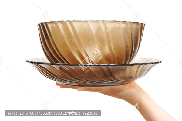 女性手上的空玻璃碟；白色背景上的隔離
