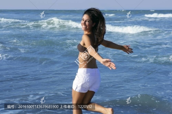 美麗的夏天，黑人女孩在沙灘上跳躍