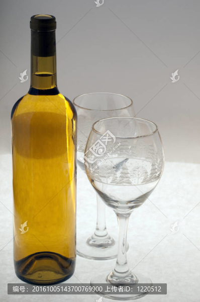 兩個(gè)水晶酒杯和一瓶白葡萄酒