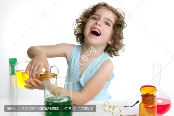 美麗的化學(xué)小女孩在實(shí)驗(yàn)室玩