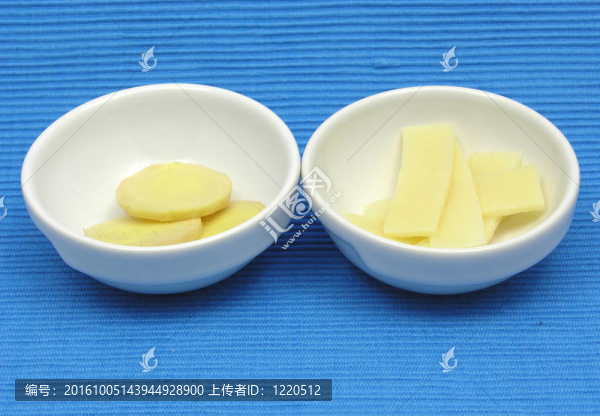 在兩個碗瓷器姜竹