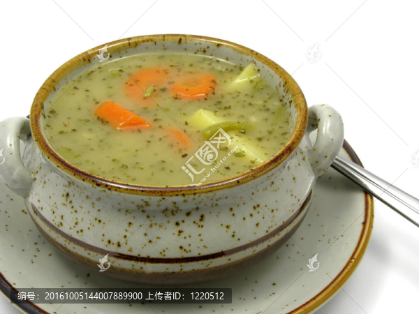 燉土豆；胡蘿卜和青豆