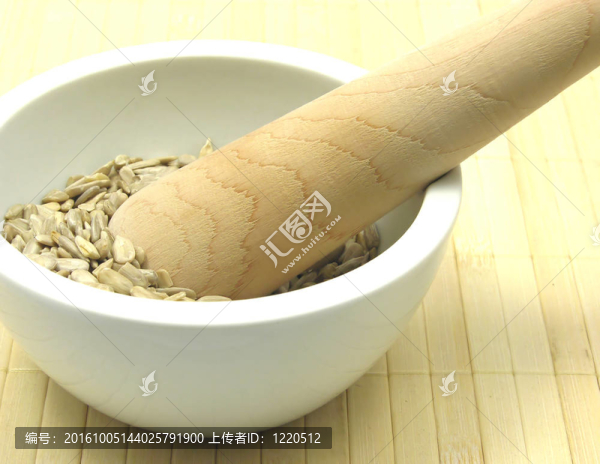取一碗陶瓷葵花籽