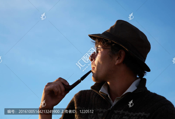 戴帽子的男人在抽煙煙斗