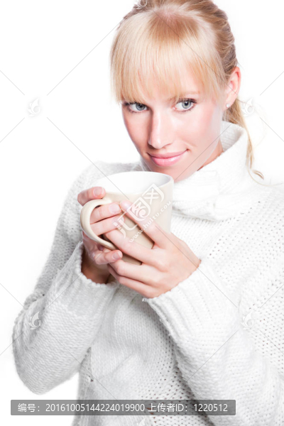 漂亮的女人拿著咖啡杯