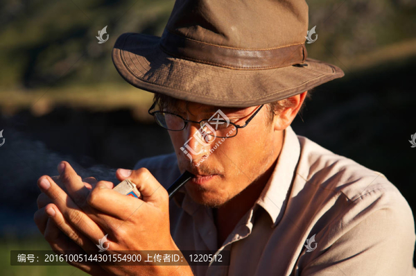 戴帽子的人在戶外抽煙.