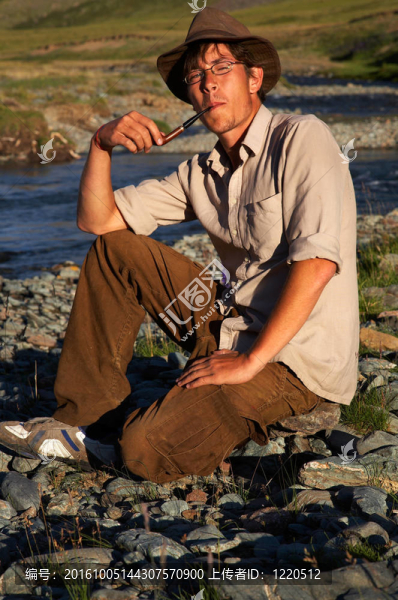 戴帽子的男人在抽煙煙斗