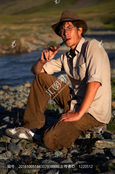 戴帽子的男人在抽煙煙斗