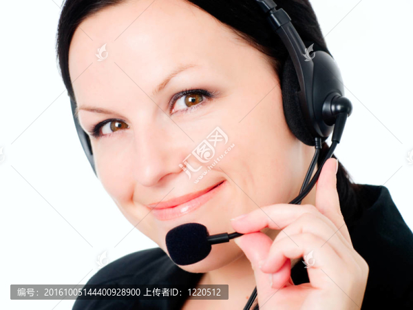 微笑的黑發(fā)女人說話的耳機特寫