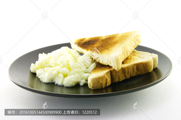 在盤子上煮的早餐