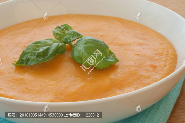 土豆泥和白碗胡蘿卜和羅勒