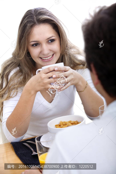 夫婦吃早餐