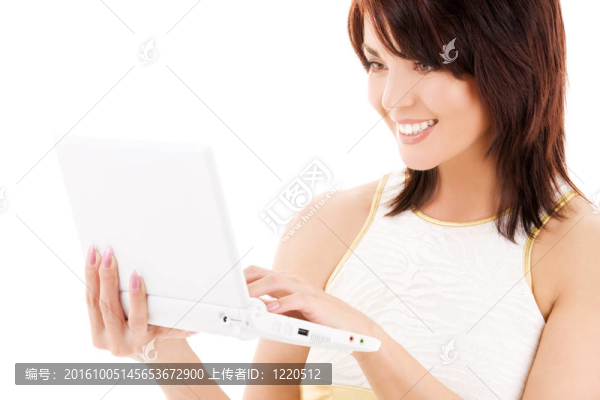帶著筆記本電腦的快樂女人