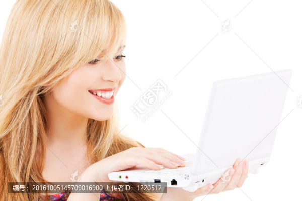 少女與筆記本電腦
