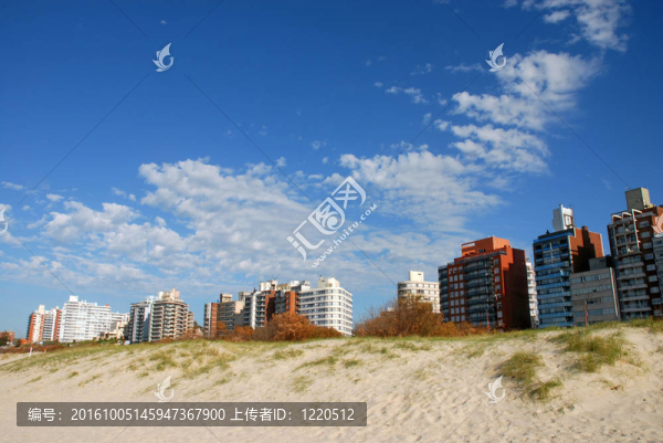 建筑的沙丘海灘全景