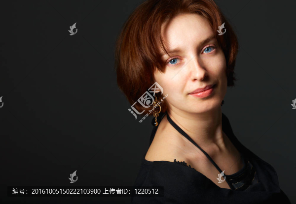 接近一個(gè)年輕漂亮的女人