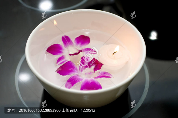 一碗蘭花水和浮動蠟燭