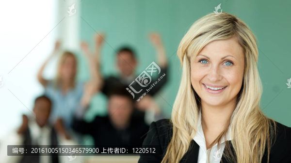 在一個辦公室的女商人和團隊