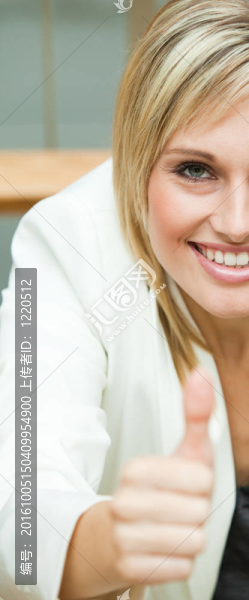 半臉的女商人微笑