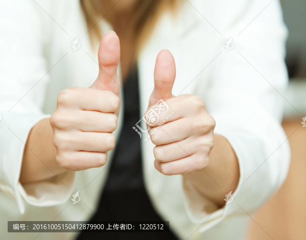 豎起大拇指