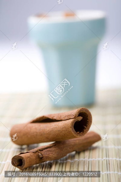 肉桂棒和杯子。