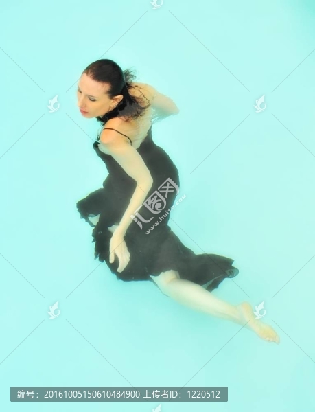 女人在水