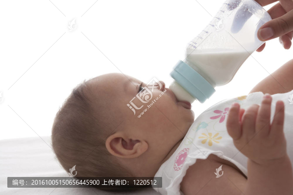 嬰兒奶瓶喂養(yǎng)