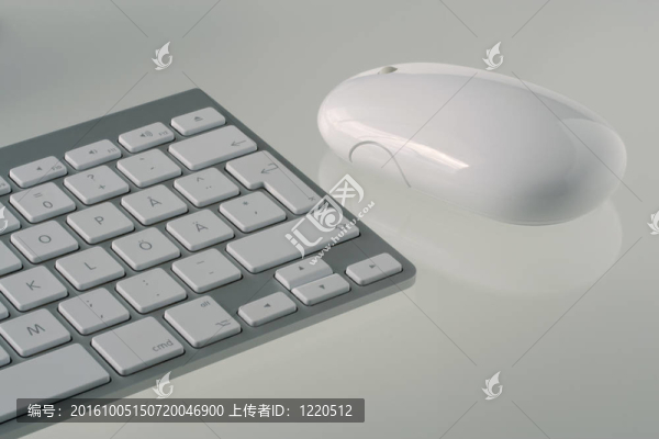 具有白色按鍵和白色無線鼠標(biāo)在白色反射桌面上的灰色電腦鍵盤。