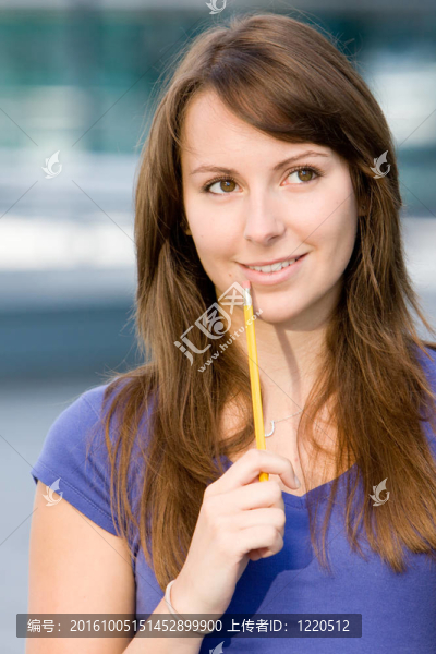 美麗的白人女孩沉思或思考