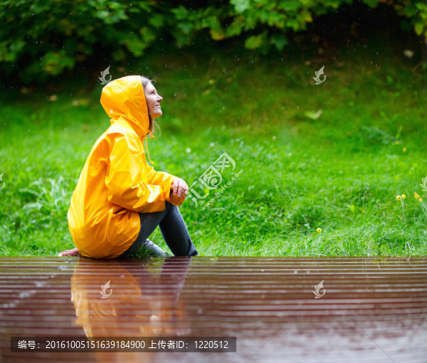 女孩在雨中