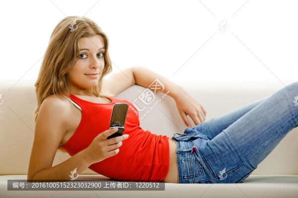 帶手機的年輕女人