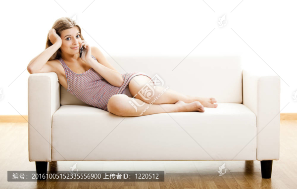 帶手機(jī)的年輕女人