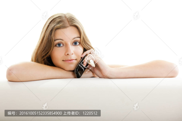 帶手機(jī)的年輕女人