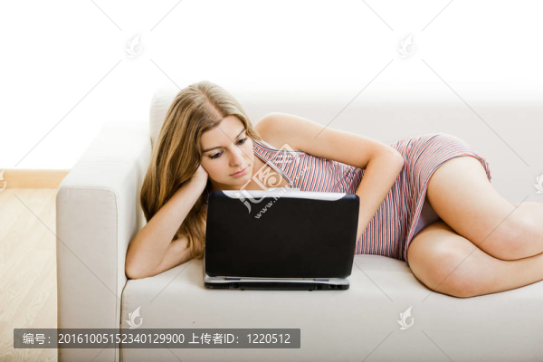 在筆記本電腦上工作